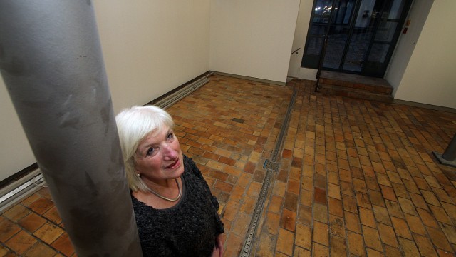 Kultur Dachau: Den künstlerischen Arbeitsprozess will Monika Siebmanns (hier in der KVD-Galerie in der Kulturschranne) erlebbar machen.