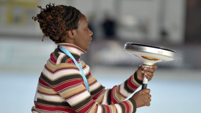 WM im Eisstockschießen: Der Erfolg beim Eisstockschießen beruht auf Präzision und Konzentration. Hier nimmt die aus Kenia stammende Caroline Karicho mit ihrem Eisstock Maß.