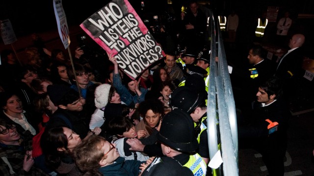 Proteste bei Auftritt in Cambridge: Dutzende Demonstranten protestierten mit Plakaten gegen den Auftritt Strauss-Kahns.
