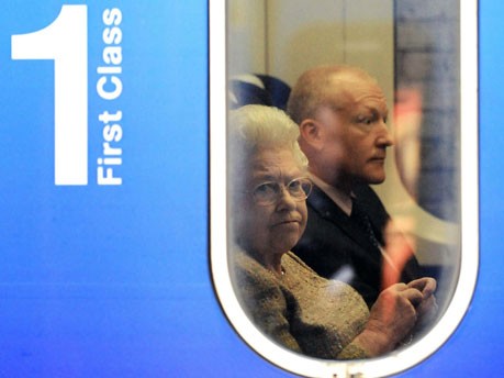 Queen ganz normal: Mit dem Zug in die Weihnachtsferien;Reuters