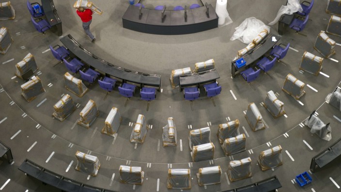 Überhangmandate im Bundestag: Müssen bald mehr Tische im Reichstag installiert werden? Die Wahrrechtsreform könnte zu mehr Abgeordneten führen