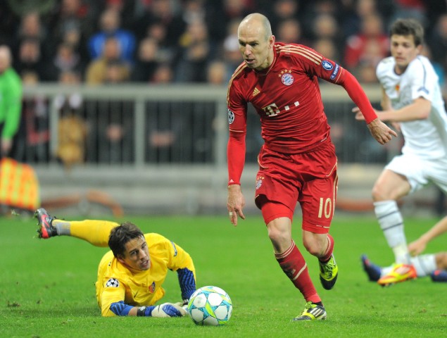 Fussball CHL  Saison 2011/2012:  Torwart Yann Sommer (li, FC Basel) gegen Arjen Robben (FC Bayern Muenchen)