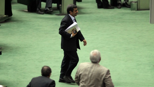 Irans Präsident vor dem Parlament: Erster Staatschef mit Vorladung: Irans Präsident Mahmud Ahmadinedschad stellt sich im Teheraner Parlament den Fragen der Abgeordneten.