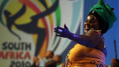 Politikdebatte um die WM: Viele hatten den südafrikanischen WM-Veranstaltern eine reibungslose Organisation nicht zugetraut - ein besonderer Ansporn für das Gastgeberland.