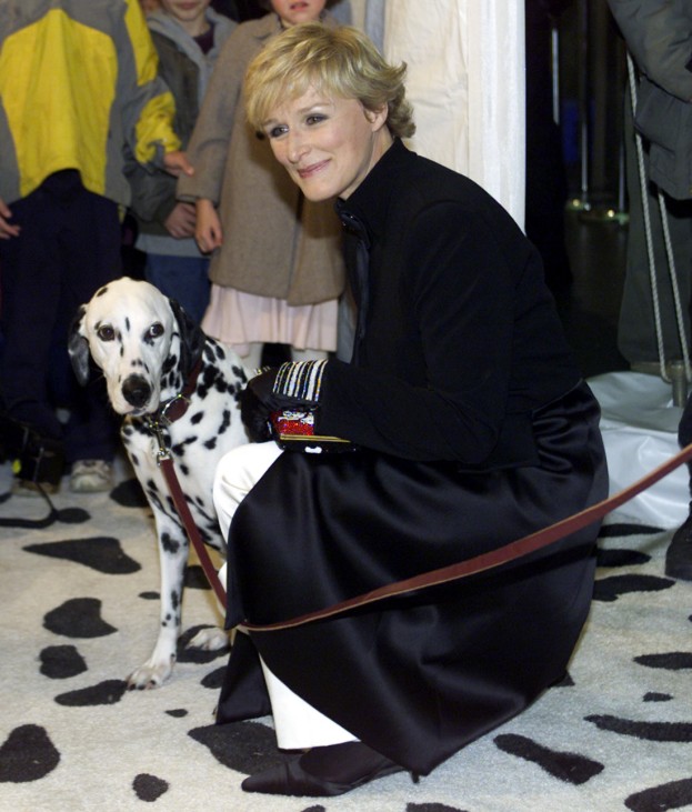 Schauspielerin GLENN CLOSE mit einem Dalmatiner bei der Premiere des Films "102 Dalmatiner"