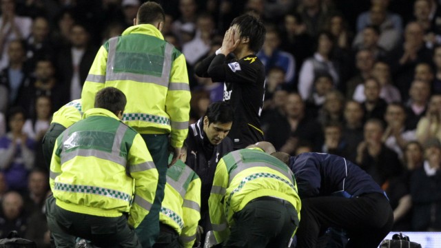 Fußballer Fabrice Muamba in Lebensgefahr: Schockzustand in Tottenham: Ärzte kämpfen um das Leben von Fabrice Muamba.