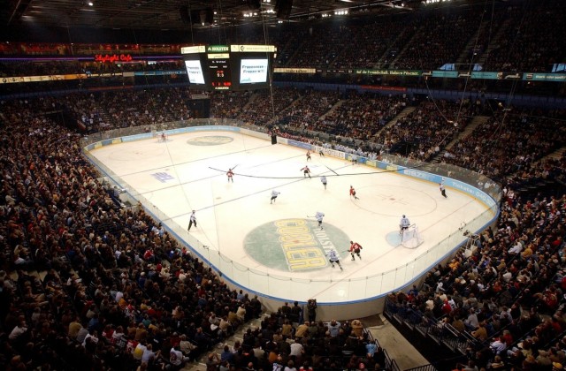 EISHOCKEY-PREMIERE IN COLOR LINE ARENA
