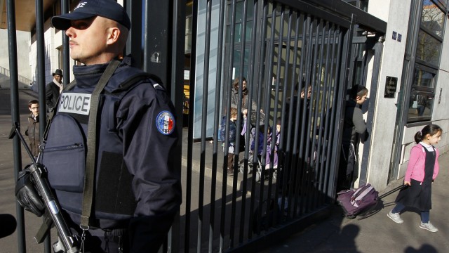 Terror in Toulouse: Vor einer jüdischen Schule in Paris steht ein schwerbewaffneter Polizist: Nach dem Anschlag auf die Privatschule Ozar Hatorah in Toulouse gelten in ganz Frankreich verschärfte Sicherheitsmaßnahmen für jüdische und muslimische Einrichtungen.