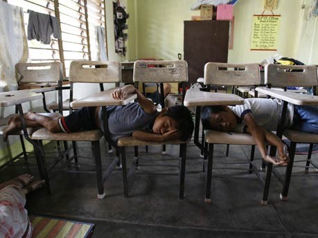 Evakuiert Kinder in Legazpi;Reuters