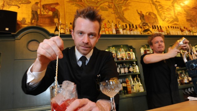 Barkeeper über Alkoholverzicht: Bartender Klaus Rainer verzichtet für fünf Wochen auf Alkohol. Dabei gehört das Trinken zu seinem Beruf.