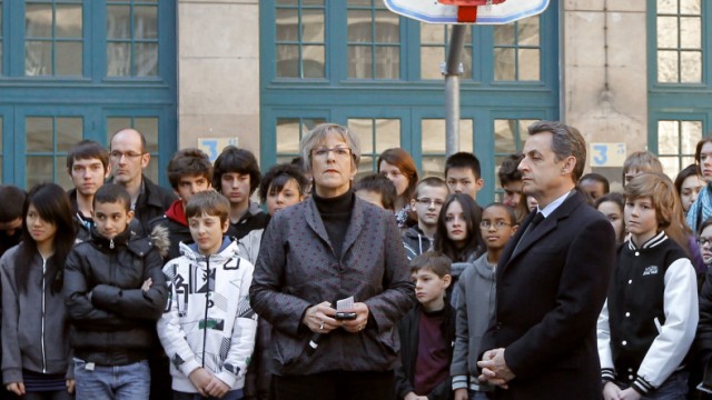 Terrorangst erschüttert Frankreich: Frankreichs Präsident Nicolas Sarkozy bei einer Schweigeminute in einer Pariser Schule.