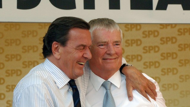 Otto Schily wird 90: Beklagt einen "gewissen Bellizismus" bei den Grünen: Schily, hier 2005 mit Kanzler Schröder bei einem Wahlkampfauftritt in Bayern.
