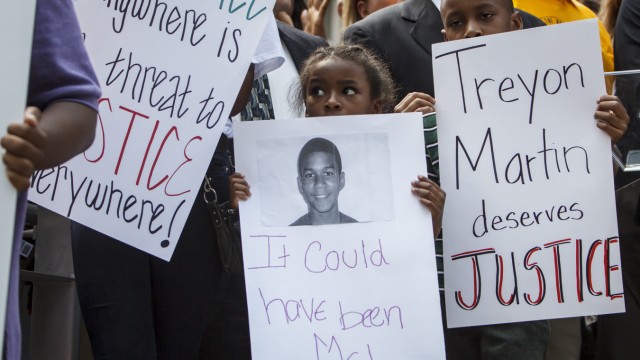 Der Tod von Shaima Alawadi und Trayvon Martin: Auch in Houston demonstrierten die Menschen: Nachdem der 17-jährige Trayvon Martin in Florida erschossen wurde, fordern sie Gerechtigkeit. Der Täter soll vor Gericht gestellt werden.