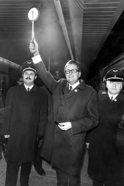 Stammstrecken-Jubiläum: Oberbürgermeister Hans-Jochen Vogel gibt 1972 mit erhobener Kelle den Start für die erste Münchner S-Bahn-Fahrt frei.