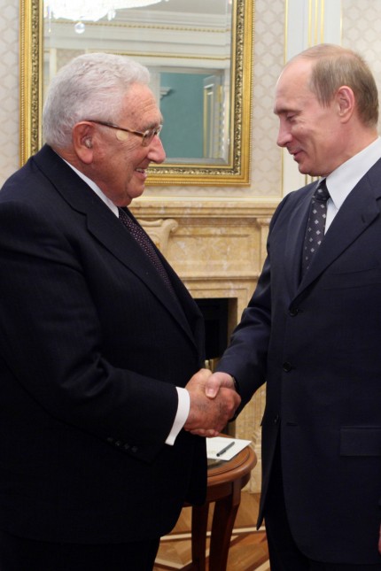 Henry Kissingers neues Buch "Staatskunst": Wer kann Putin stoppen? Henry Kissinger im Jahr 2009 mit Wladimir Putin, damals Russlands Ministerpräsident.