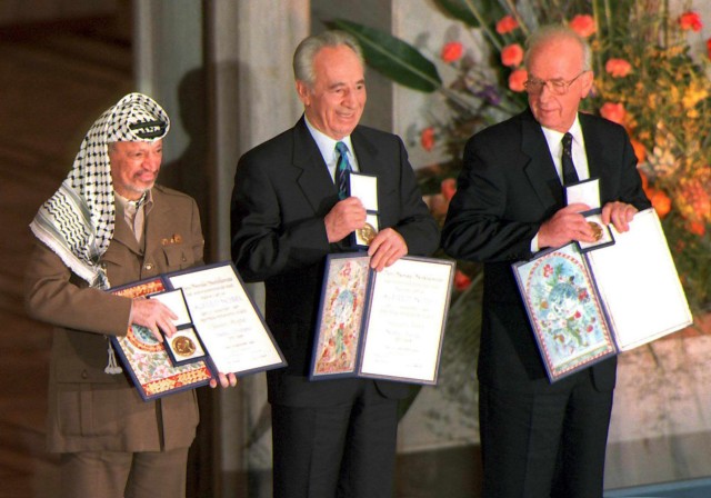 Jassir Arafat, Schimon Peres, Yitzhak Rabin mit ihren Nobelpreisen in Oslo