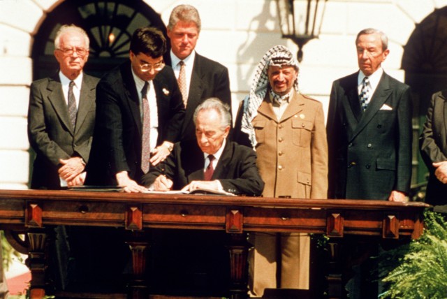 Ytzhak Rabin, Bill Clinton, Schimon Petes und Yassir Arafat, 1993