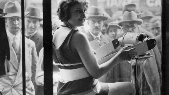Präsentation eines Schlankheitstrainers in einem Schaufenster, 1931