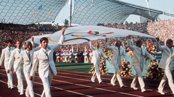 Olympische Spiele in München 1972: Ruder-Achter trägt Olympische Fahne bei Eröffnungsfeier