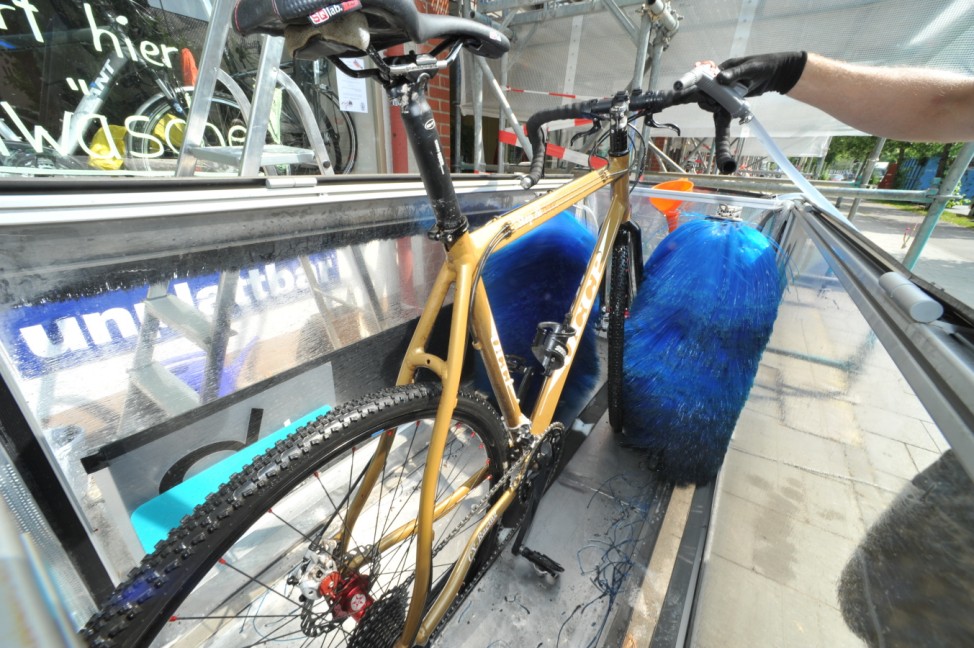 Prototyp einer Fahrrad-Waschanlage in München, 2011