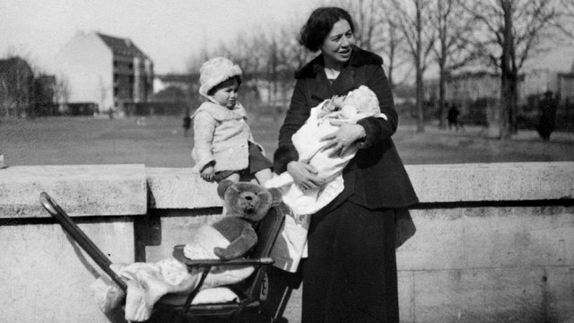 Dora Lux mit Töchtern im März 1921, Lehrerin von Hilde Schramm