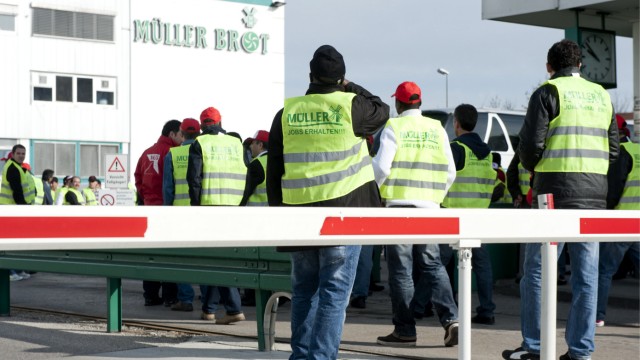 Gekuendigte Mueller-Brot-Mitarbeiter melden sich arbeitslos