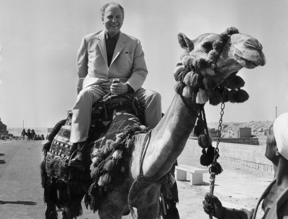 Walter Scheel auf einem Kamel, 1963