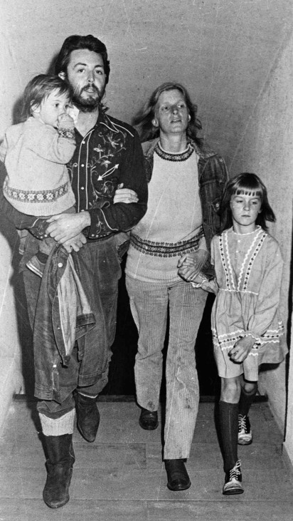 Paul und Linda McCartney mit ihren Kindern, 1971