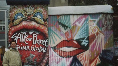Weg aus der DDR: An der Berliner Mauer: Unsere Autorin Dorothea Grass Anfang der neunziger Jahre in Berlin