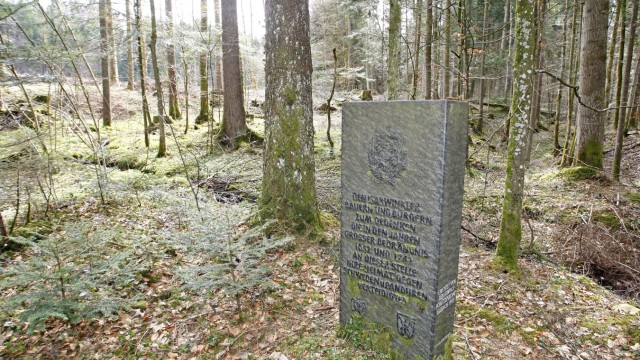 Schlachten bei Dietramszell: Ein Gedenkstein der Ellbacher Schützen erinnert noch an den Kampf gegen Schweden und Pandschuren im Dietramszeller Wald.