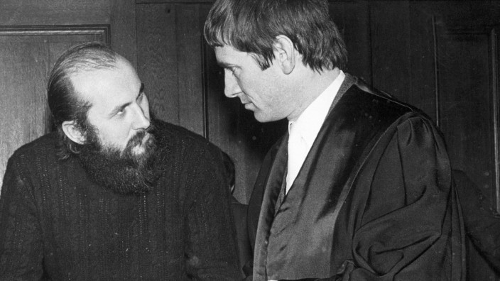 Horst Mahler im Gespräch mit seinem Rechtsanwalt Otto Schily, 1971