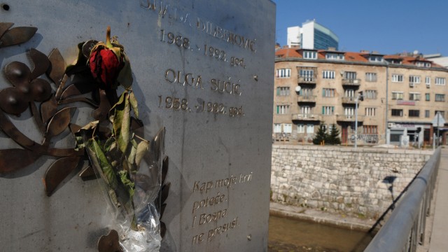 20 Jahre nach Beginn des Bosnienkriegs: Ein Denkmal in Sarajewo erinnert an die ersten beiden Menschen, die im Bürgerkrieg von bosnisch-serbischen Scharfschützen getötet wurden.