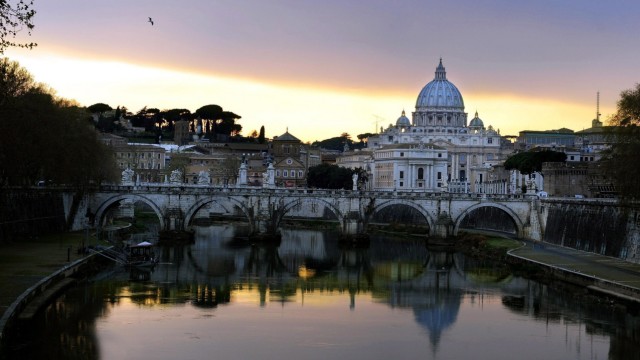 Rom, Italien: A view of St. Peter's from the Tiber river after a storm in Rome