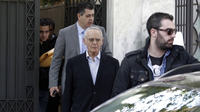 Geldwäsche-Vorwurf in Griechenland: Griechenlands früherer Verteidigungsminister Akis Tsochatzopoulos ist in Athen verhaftet worden. Ihm wird unter anderem Geldwäsche vorgeworfen.