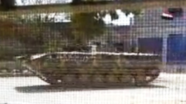 Gewalt in Syrien: Das Standbild aus einem Amateurvideo soll einen Panzer der syrischen Armee nach dem Einsetzen der Waffenruhe in Idlib zeigen.