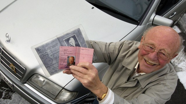 Helmuth Rosellen fährt seit 70 Jahren Auto, 2005
