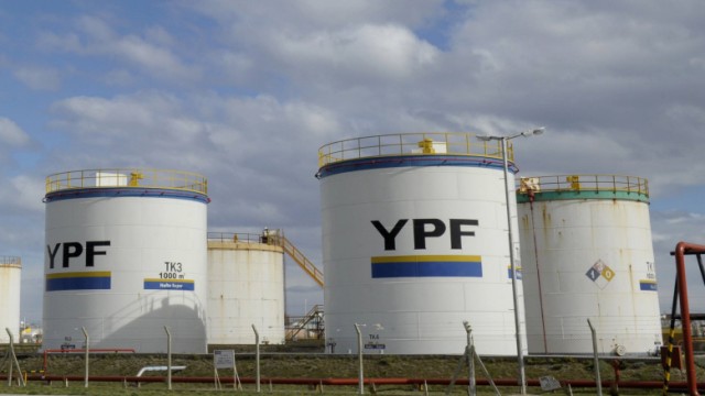 Geplante Verstaatlichung in Argentinien: YPF-Öltanks in der Region Rio Gallegos, 2500 Kilometer südwestlich der Hauptstadt Buenos Aires. Die von Präsidentin Christina Kirchner angedachte Verstaatlichung bringt die spanische Regierung in Rage.