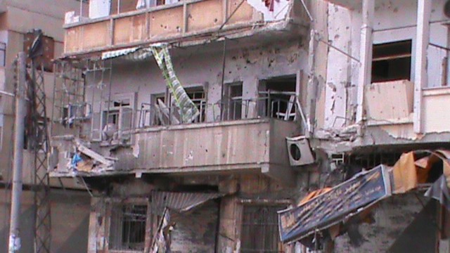 Gewalt in Syrien: Zerstörte Häuserzeile in Homs: In der Nacht zum Samstag wurden zwei Stadtviertel der Rebellenhochburg bombadiert.