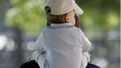 Urteil zum Sorgerecht: Ein Mann mit seinem Kind: Die Rechte von ledigen Vätern werden nun gestärkt.