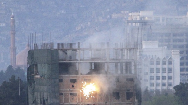 Kämpfe in Afghanistan: Eine Explosion erschüttert ein leerstehendes Gebäude in Kabul, in dem sich die Taliban verschanzt haben. Die Gefechte dauern bis in die frühen Morgenstunden an.