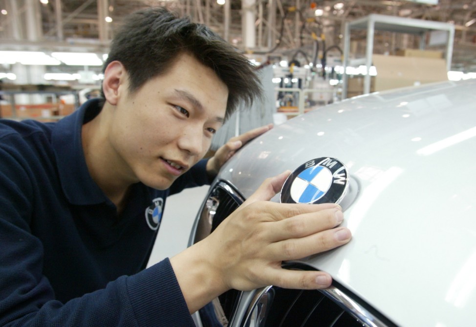 Chinesischer Arbeiter im BMW-Werk in China