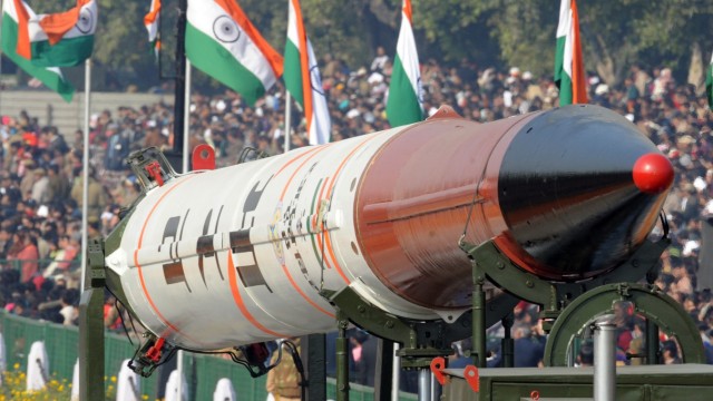 Nach dem Raketentest: Eine Rakete vom Typ Agni IV wird bei einer Parade in Neu-Delhi zur Schau gestellt: An diesem Donnerstag hat Indien die weiterentwickelte Version getestet - mit Erfolg.