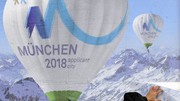 Winterspiele 2018: Ein Arbeiter bringt ein Werbeplakat mit dem Logo, mit dem sich die Stadt München für die Olympischen Winterspiele 2018 bewirbt, an einer Plakatwand an.