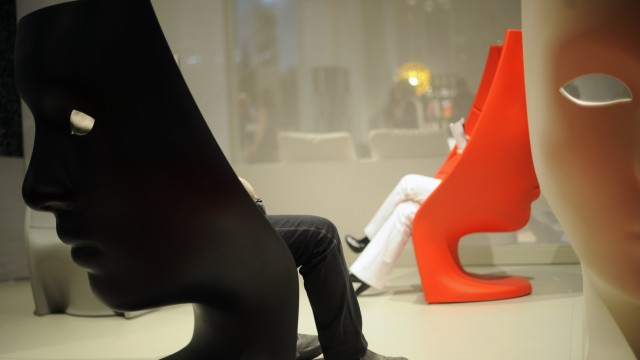Möbelmesse in Mailand: Besucher der "Salone del Mobile" sitzen in Sesseln der italienischen Deisgnermarke Driade, die den Namen "Nemo" tragen. Auf der Mailänder Möbelmesse werden neue Designtrends disktuiert. Auch Nachwuchsdesinger aus Brasilien und China bekommen Raum um ihre Werke zu zeigen und Hersteller zu finden.