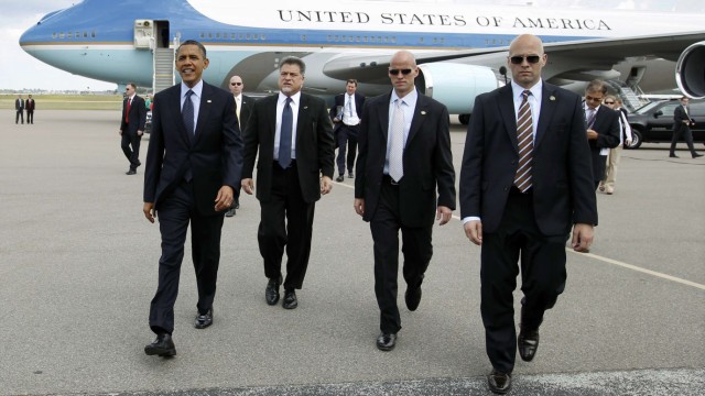 U.S. President Barack Obama walks to greet well-wishers, with Secret Service agents at his side, upon his arrival in Tampa, Florida