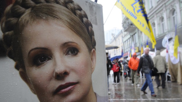 Neuer Prozess gegen Julia Timoschenko: Plakat mit Julia Timoschenkos Porträt: Während gegen die ukrainische Oppositionspolitikerin ein neuer Prozess eröffnet wurde, bereitet die Staatsanwaltschaft bereits die nächste Anklage vor - wegen Mordes.