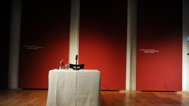 Christian Kracht liest aus "Imperium": Der Tisch, an dem Christian Kracht im Literaturhaus liest - der Autor selbst will nicht fotografiert werden.