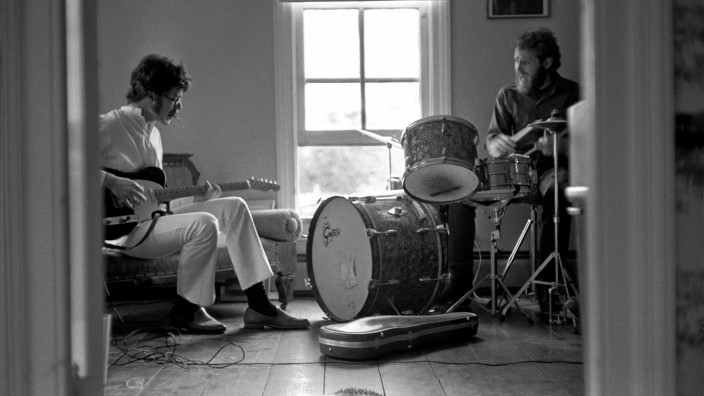 Kulturwirtschaft: "Mir fehlte bei diesem Album immer das Gefühl der Erfüllung. Jetzt habe ich es endlich." - Gitarrist Robbie Robertson 1969 mit Levon Helm bei Proben in Woodstock.