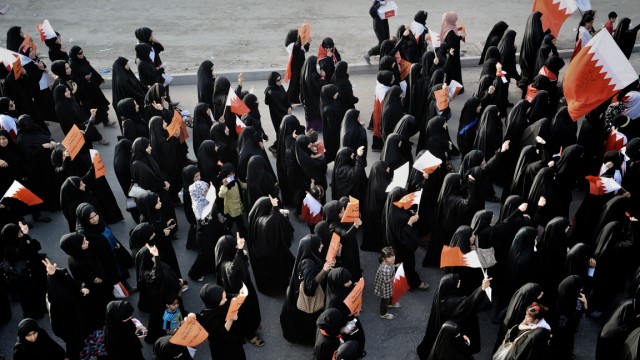 Formel 1 in Bahrain: Muslima bei einer Demonstration zur Absage des Rennens: Die Oppositionspartei hatte eine Protestwoche vor dem Rennen angekündigt. Die letzten drei Tage vor dem Rennen firmieren als "Tage des Zorns".