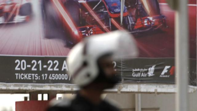 Formel 1 in Bahrain: Polizist vor einem Werbeplakat für den Grand Prix - das Rennen ist das wichtigste internationale Ereignis in Bahrain.